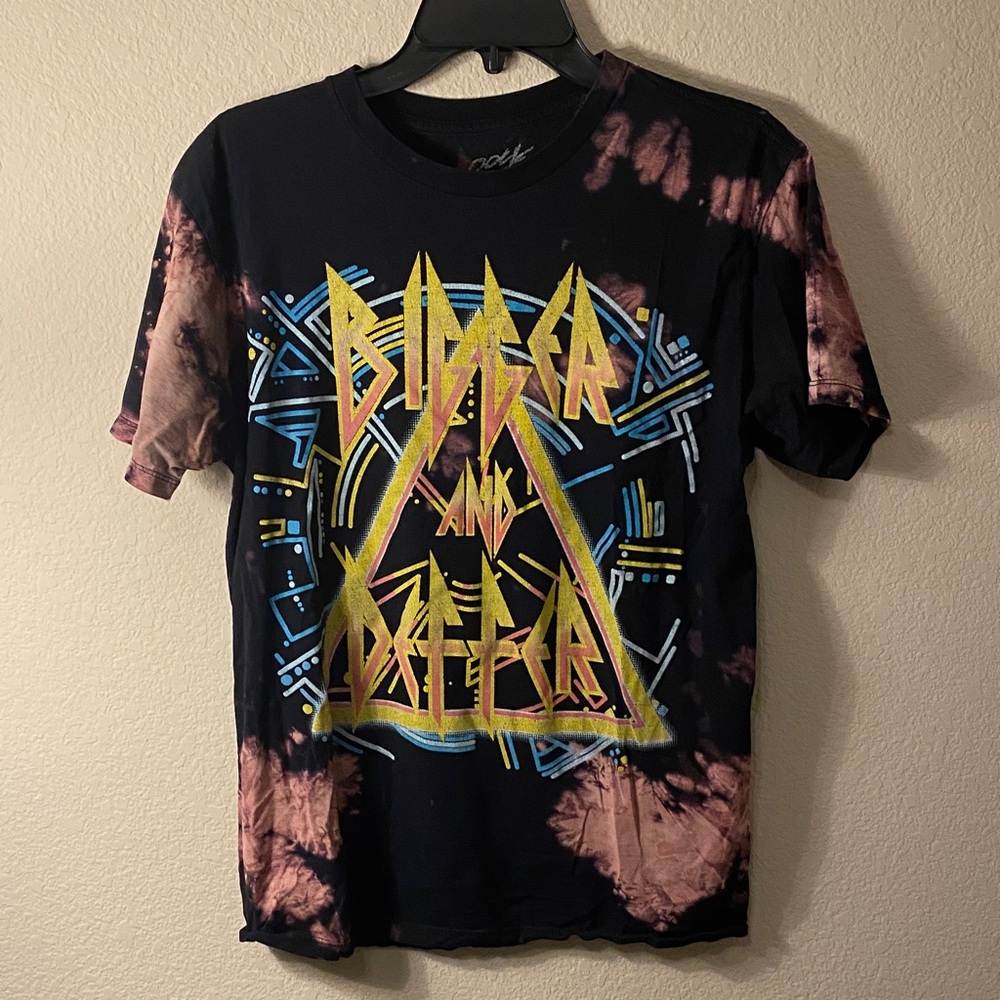 Def Leppard Black and Pink Graphic Tee